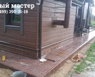Цоколь, отделанный термопанелями и уложенная на отмостку плитка Цоколь, отделанный термопанелями и уложенная на отмостку плитка