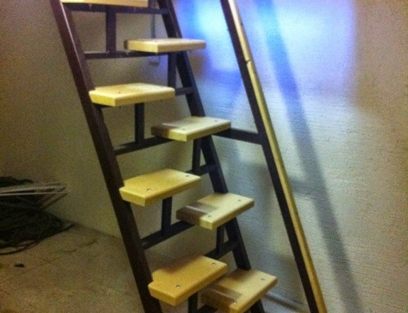 Готовая металлическая лестница с деревянными ступенями (вид сбоку)