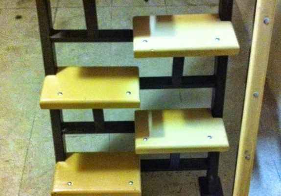 Готовая металлическая лестница с деревянными ступенями (вид спереди)